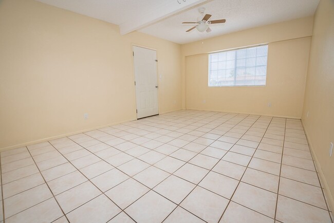 Building Photo - Spacious 3 Bedroom, 2 Bath Home with Updat...