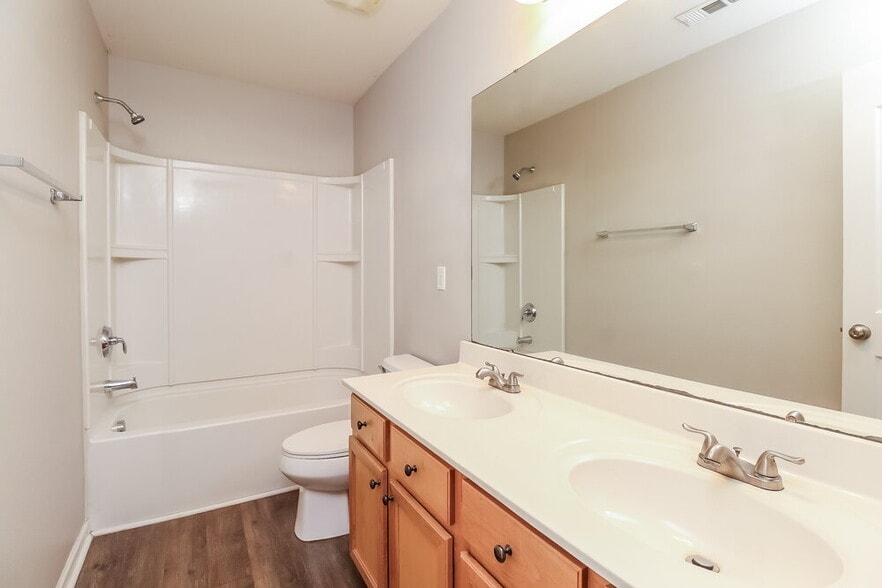 Building Photo - 721 Overlook Rd