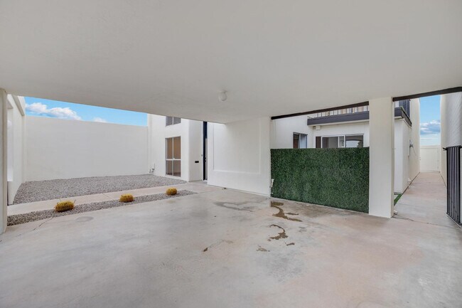 Building Photo - 6814 N 72nd Pl