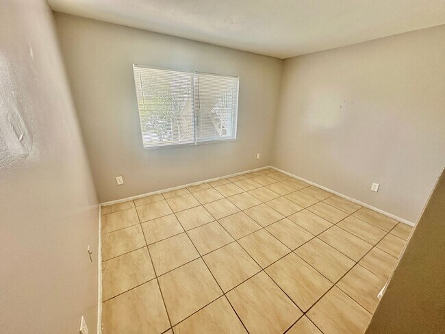 Building Photo - 2549 S Oak Ave
