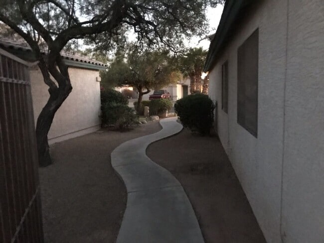 Building Photo - 3 bed 2 bath Camelback & 83rd Ave
