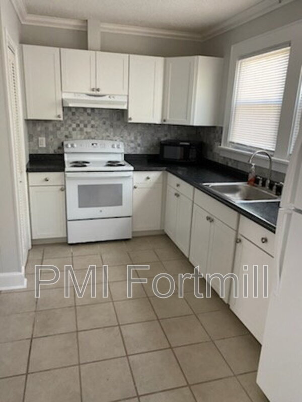 Building Photo - 465 Arch Dr