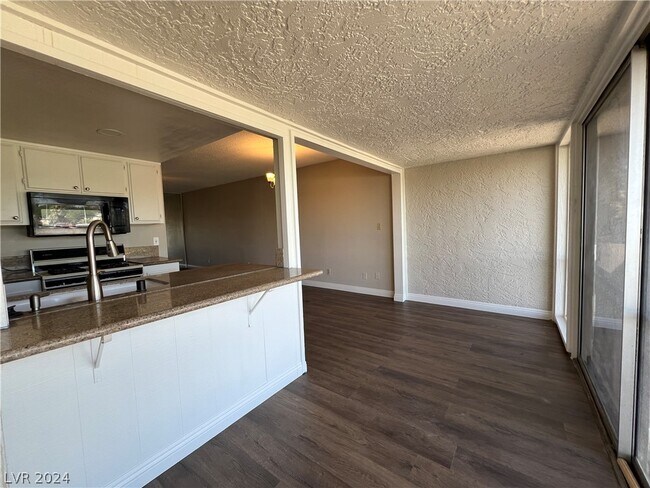 Building Photo - 1390 E Vegas Valley Dr