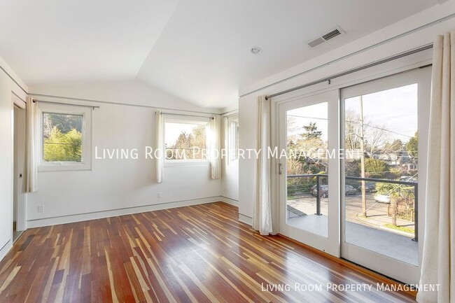 Building Photo - Gorgeous and Modern Townhouse - Steps from...