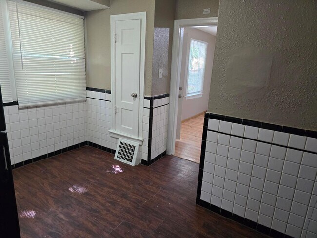 Building Photo - 7008 Paisley Dr