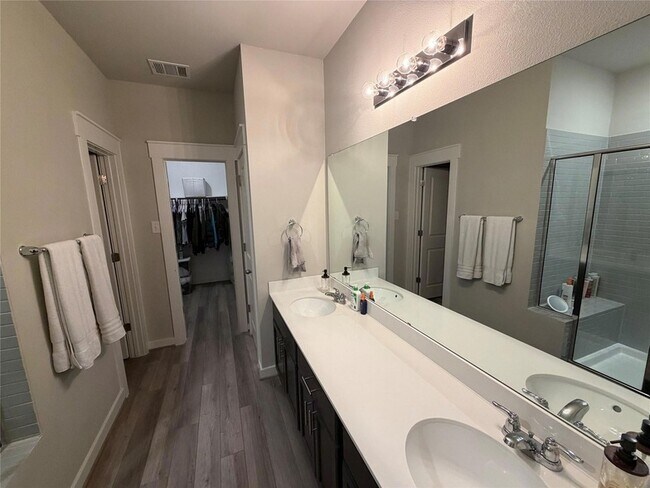 Building Photo - 125 Threshing Rd