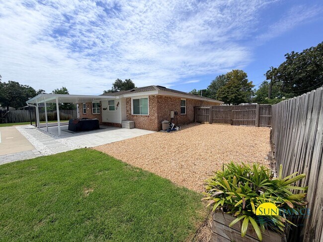 Building Photo - Beautiful 3-Bedroom Pool Home in Destin – Lawn & Pool Service Included!