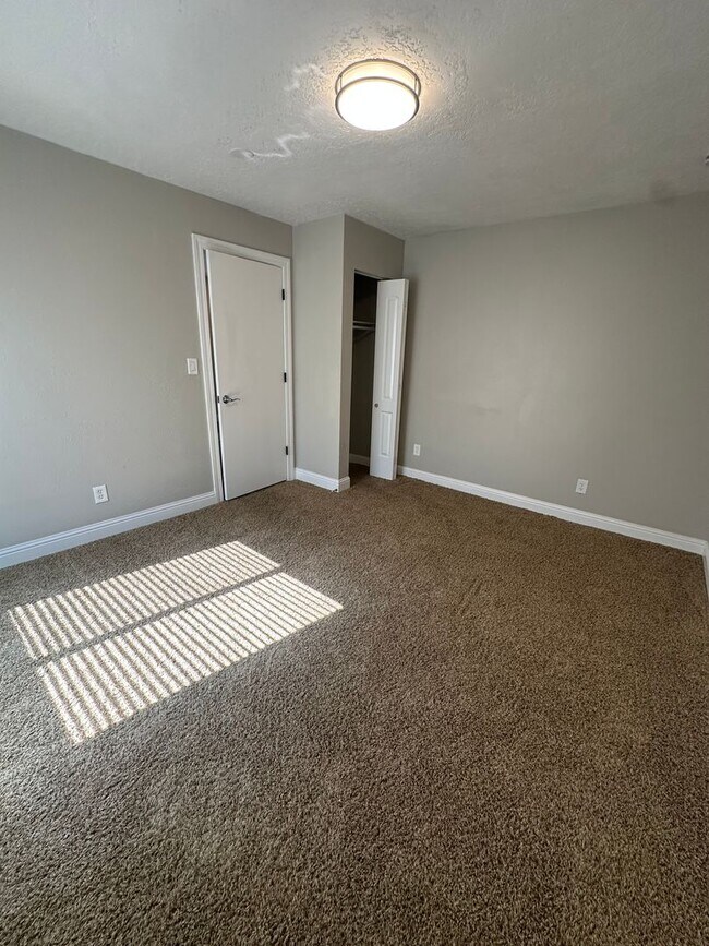 Building Photo - Beautiful Bountiful Home!