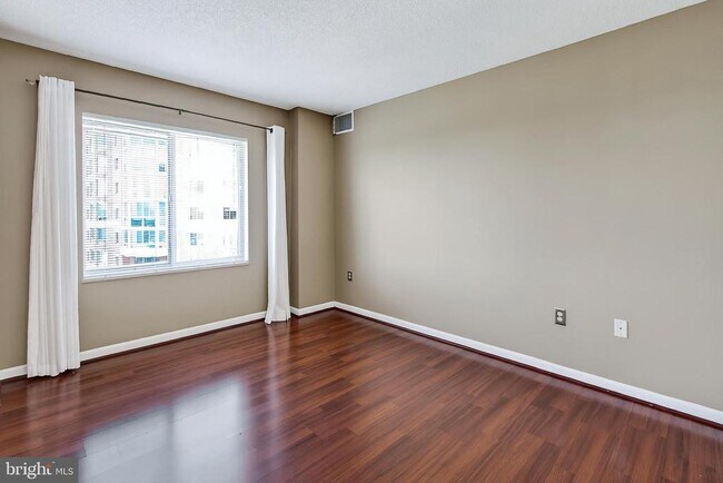 Building Photo - 2181 Jamieson Ave