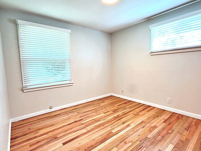 Building Photo - 12820 SW Edgewood St
