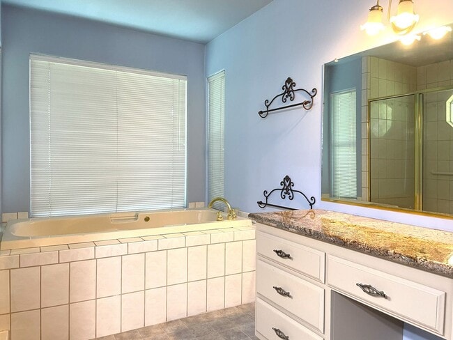 Building Photo - 3 bedroom, 2 bath home in Lake Wildwood, P...