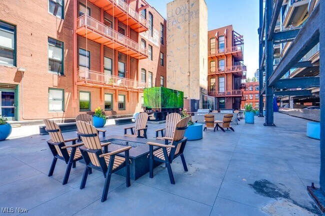 Building Photo - 701 W Lakeside Ave