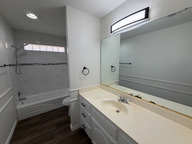 Building Photo - Beautiful Newly Updated Home in Whisperwood!