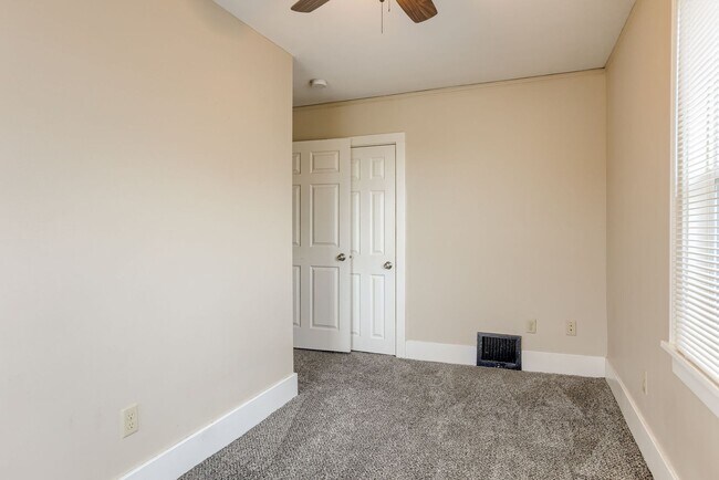 Building Photo - Spacious 3 Bedroom Duplex in the Heart of Midtown Featuring Detached Garage!!