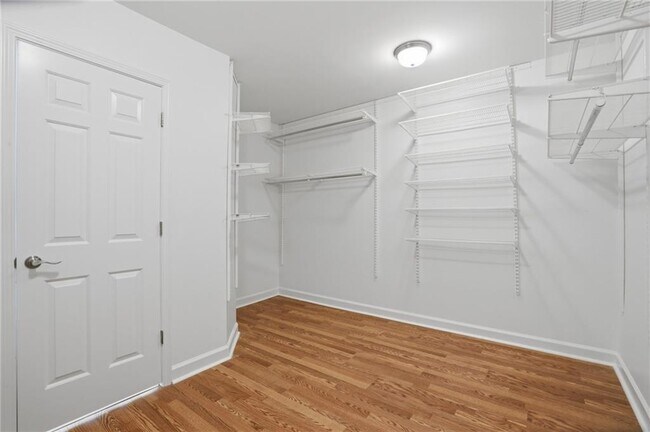 Building Photo - 1190 W Paces Ferry Rd NW