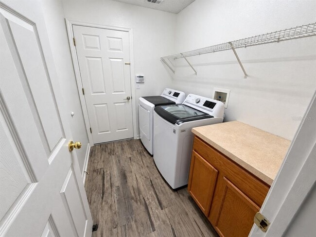 Building Photo - 1325 Oakwood Ct