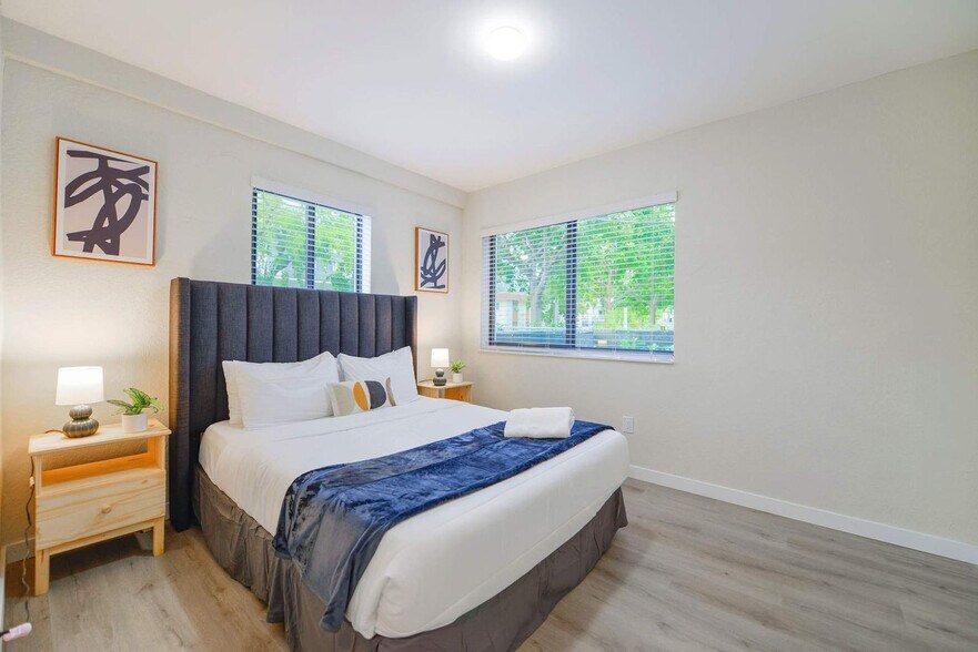 Building Photo - 700 SW 11th Ave