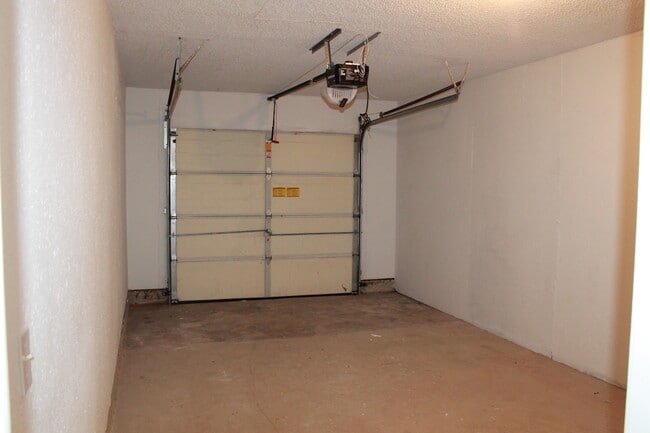Building Photo - Better Than New! W/appliances!