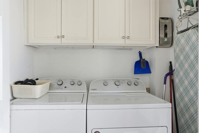 Building Photo - 4945 Cougar Ct S