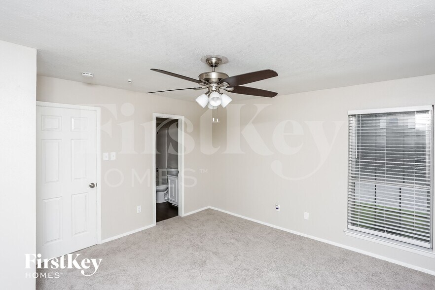 Building Photo - 5614 Sarasota Dr