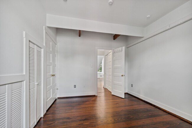 Building Photo - Available Now! Georgetown! Professionally Managed High End 1 Bed/ 1 Bath Condo