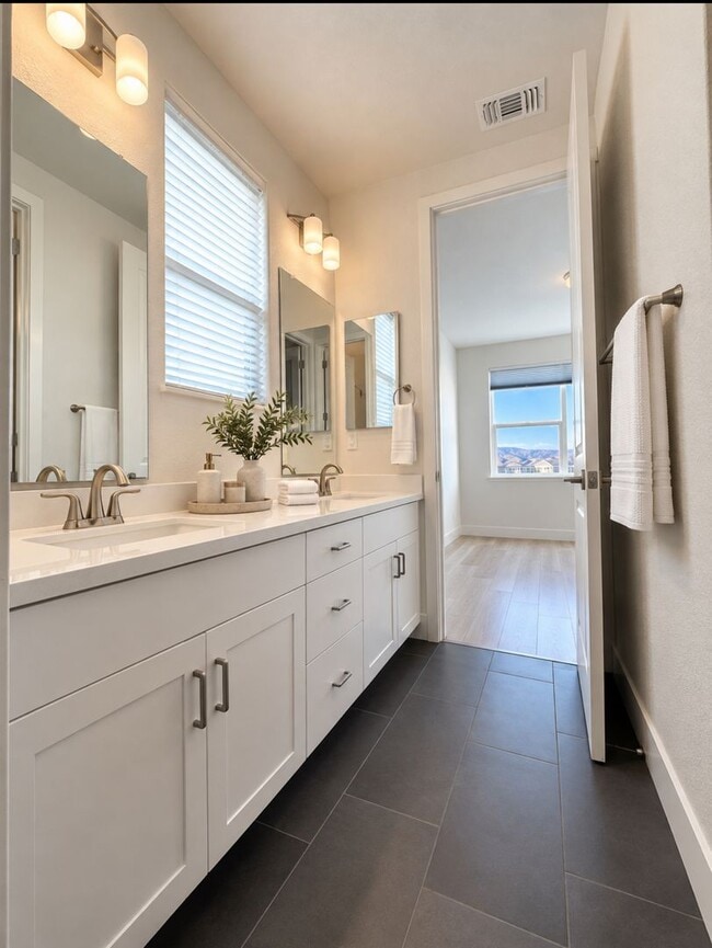 Building Photo - 2425 Waterside Dr