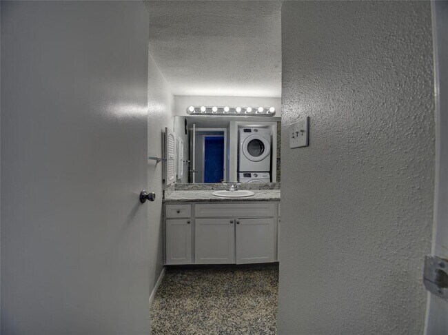 Building Photo - 3075 Walnut Bend Ln