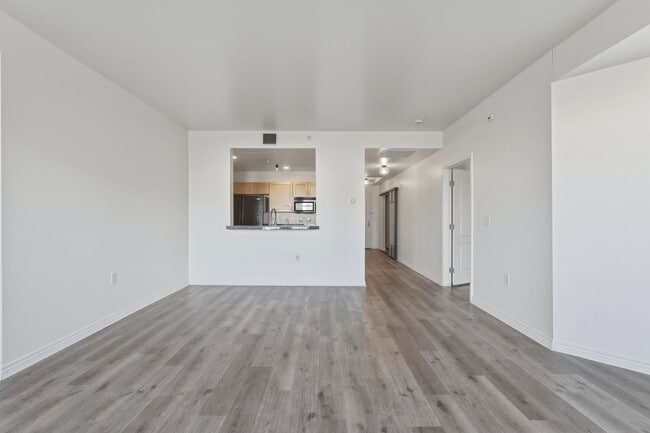 Building Photo - 2-bed, 2-bath condo in secure building with private laundry and city views