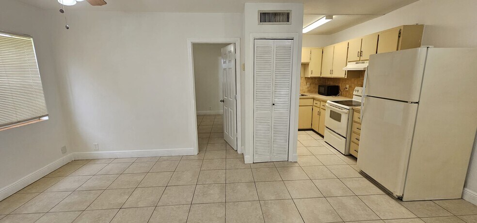 Building Photo - 9614 NW 5th Ave