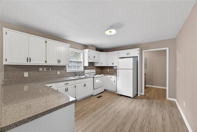 Building Photo - 176 White Tail Hills Dr