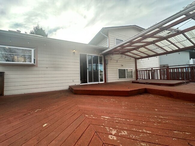 Building Photo - 4 bedroom -Split level and large deck/fenced yard!