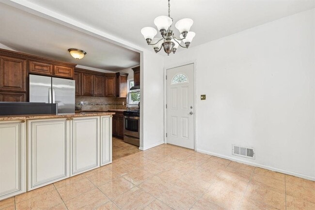 Building Photo - 482 S Elm St