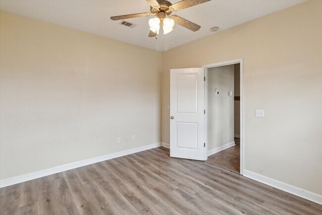 Building Photo - AVAILABLE JUNE [PETS PERMITTED]