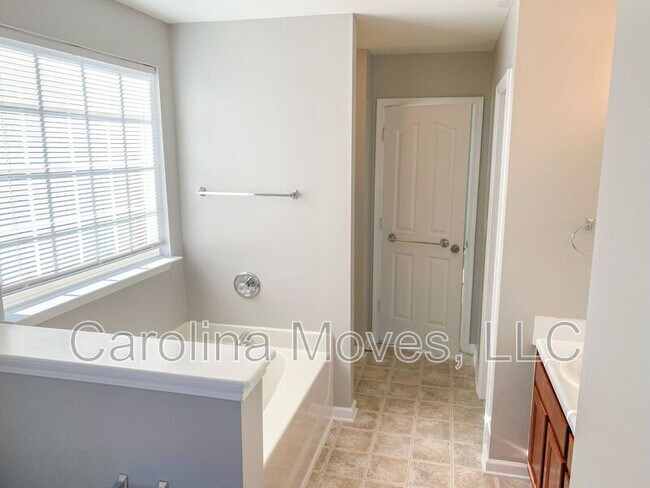 Building Photo - 11 Derry Ln