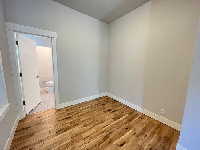 Building Photo - DKN1467