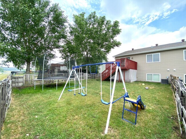 Building Photo - 744 34th Ave W