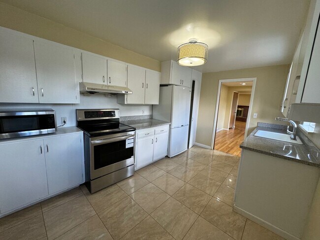Building Photo - Charming rambler 2 bed 1 bath and office s...