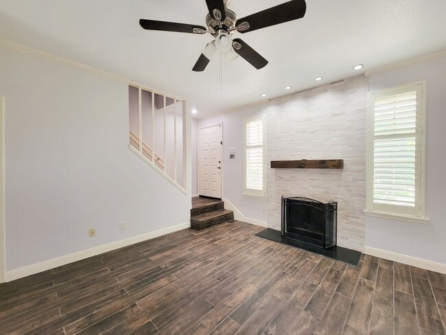 Building Photo - Medical Center Living at Its Best – Poolsi...