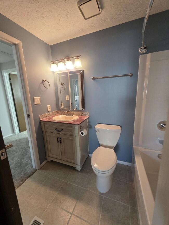 Building Photo - "Charming 2-Bedroom Townhouse Retreat in Venetia"