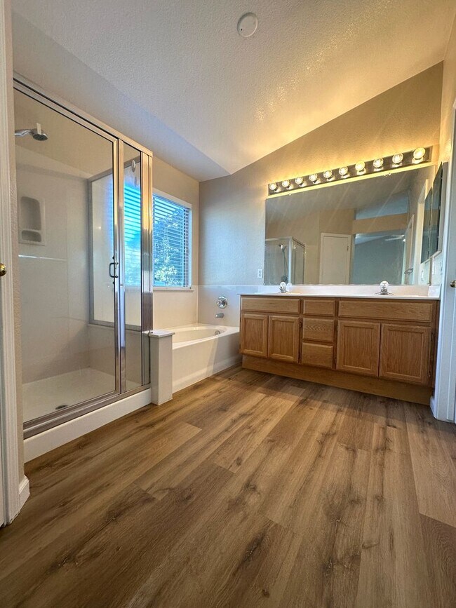 Building Photo - Spacious 4 Bedroom Corner Lot in Brentwood!