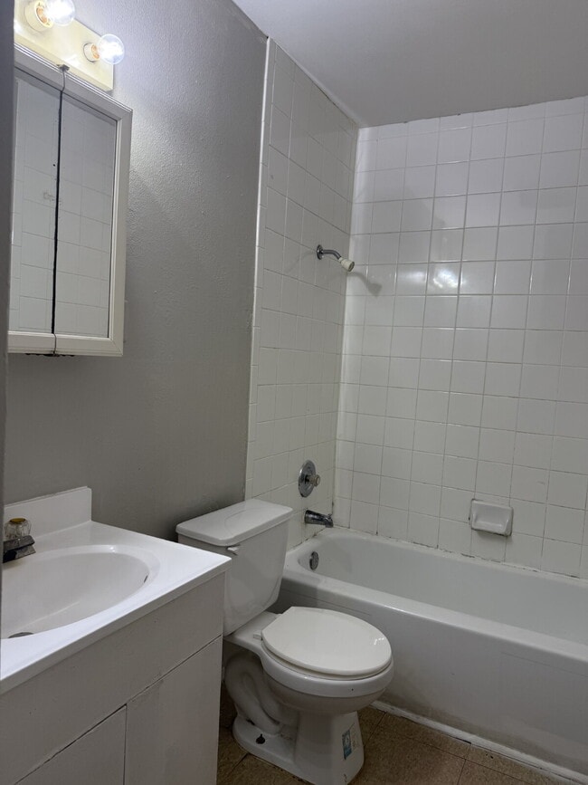 Building Photo - Affordable One Bed/One Bath in a Duplex