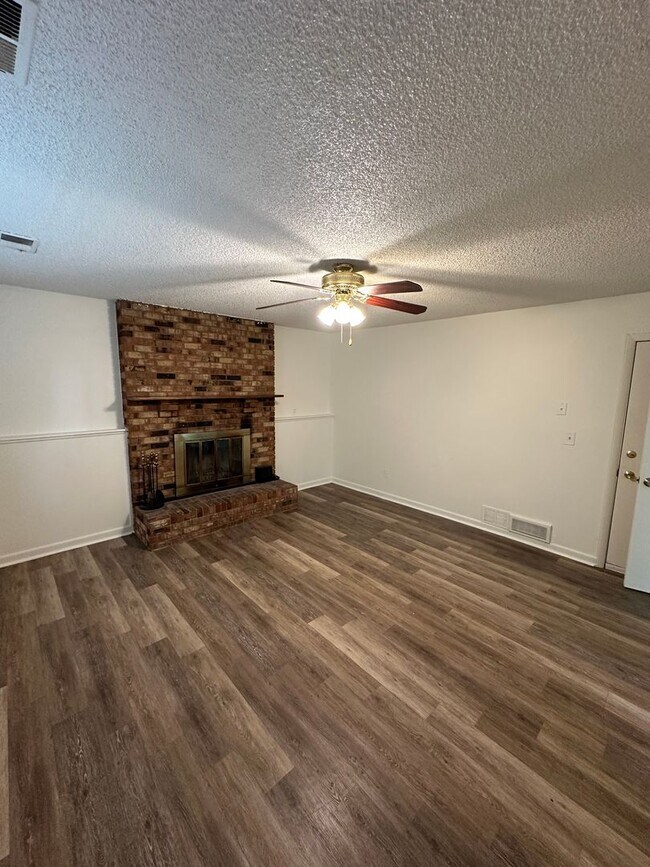 Building Photo - Fantastic 4 bdrm home avail NOW