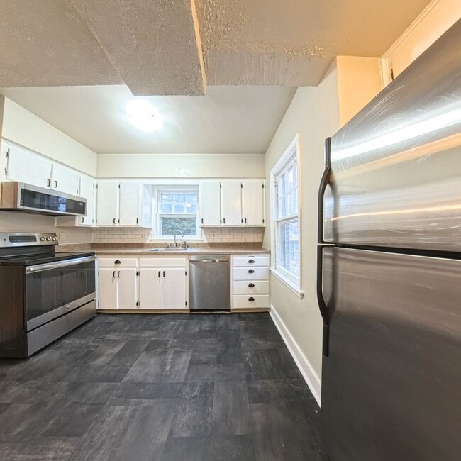 Building Photo - Beautiful 3 bedroom 1 bathroom home