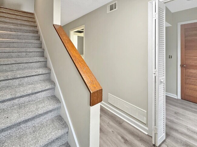 Building Photo - Charming 2 Bed 1.5 Bath Townhouse in Oakwood!
