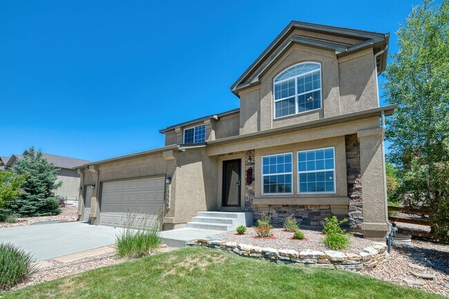 Building Photo - Beautiful 6 bedroom, 3 1/2 bathroom, 3-car garage - solar panels & EV charger available NOW!