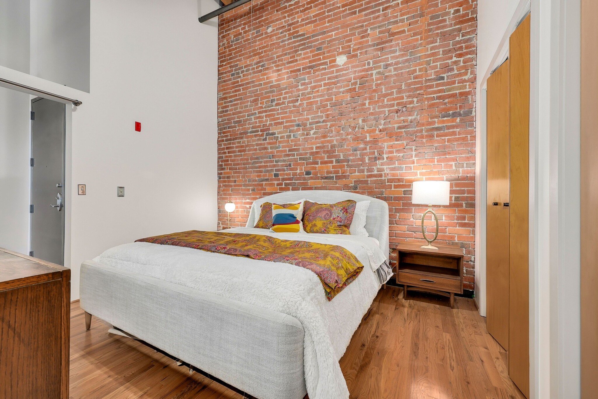 Bedroom w/King Size Bed - 1800 Lawrence St