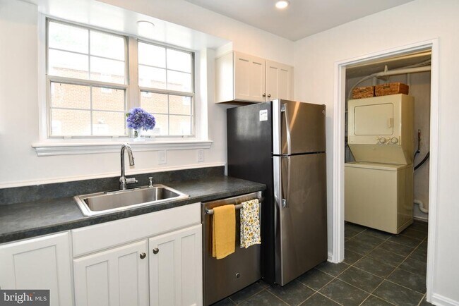 Building Photo - 3737 Ingalls Ave