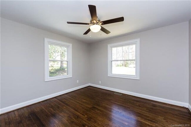 Building Photo - Must view this exquisite 3 bedroom 1 bath brick home. Within 2 miles from Uptown.