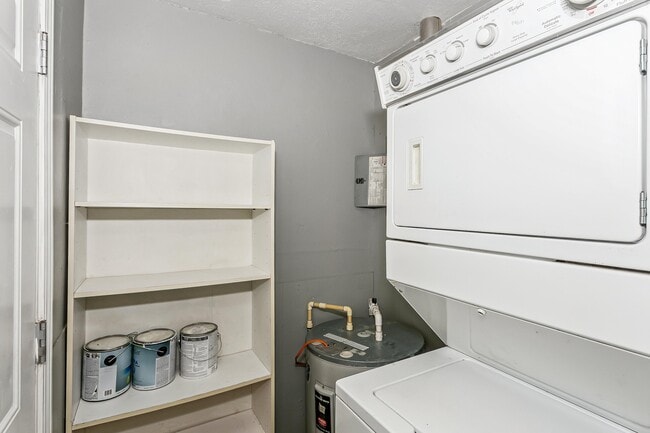 Building Photo - 2925 E Maplewood Dr