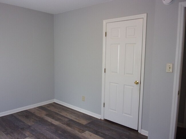 Building Photo - Ground Floor 2 Bedroom 2 Bath Condo in Farmington Hills